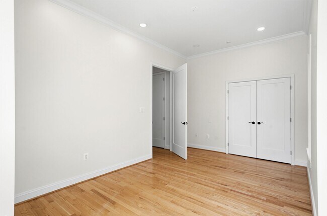 Building Photo - 5116 Shore Dr