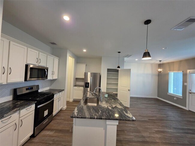Building Photo - 3013 La Latina Dr