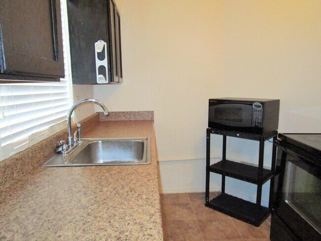 Building Photo - Cute One Bedroom House