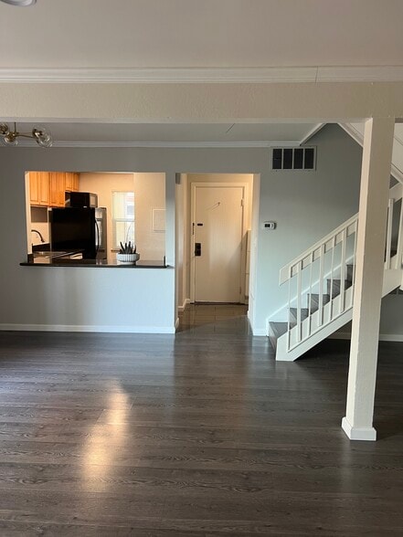 Primary Photo - 1520 Parkwood Pl