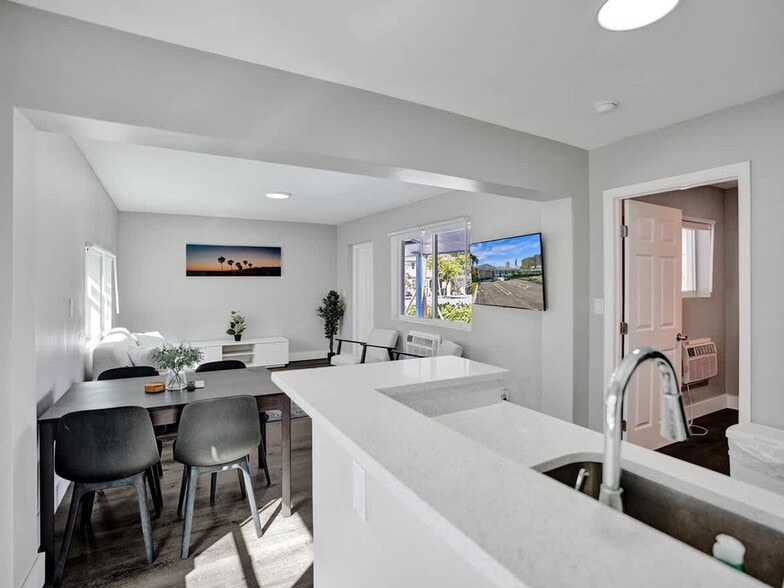 Building Photo - 3204 NE 9th St