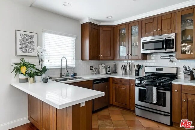 Building Photo - 1350 N Stanley Ave