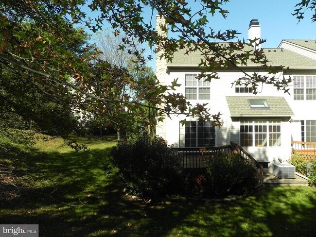 Building Photo - 33 Hampton Ct