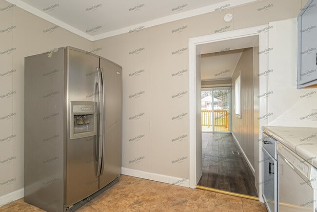 Building Photo - 2528 Leslie Ave