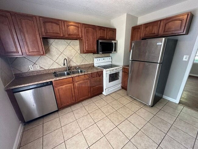 Building Photo - 613 N Sunset Dr