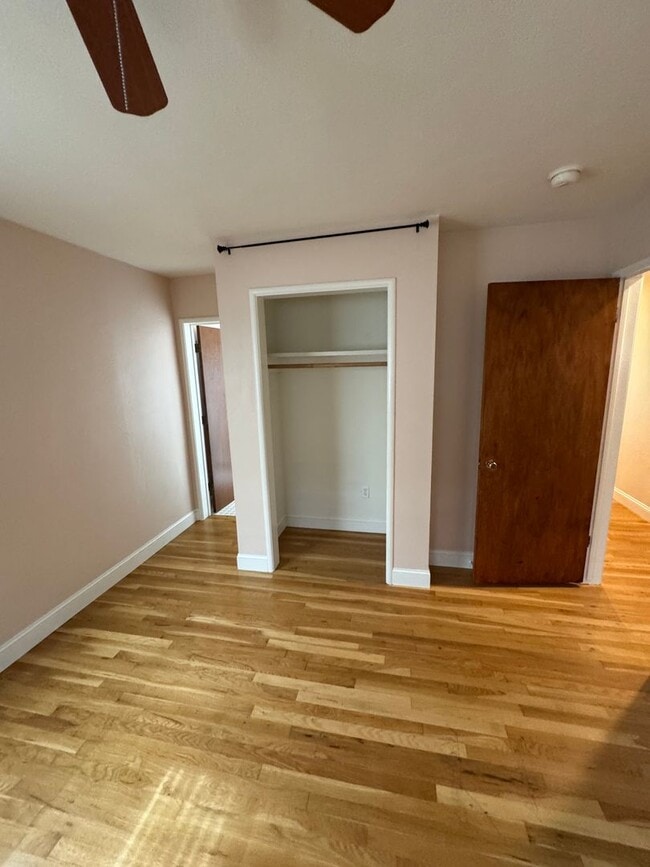 Building Photo - 913 Tara Pl