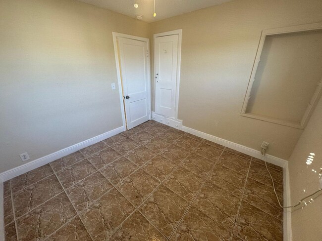 Building Photo - 2 Bedroom 1 Bath 2nd floor unit WATER INCL...