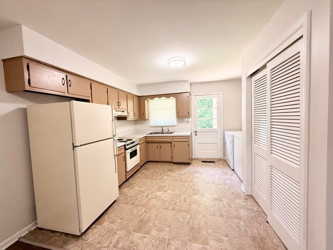 Building Photo - 708 Greenbriar Dr