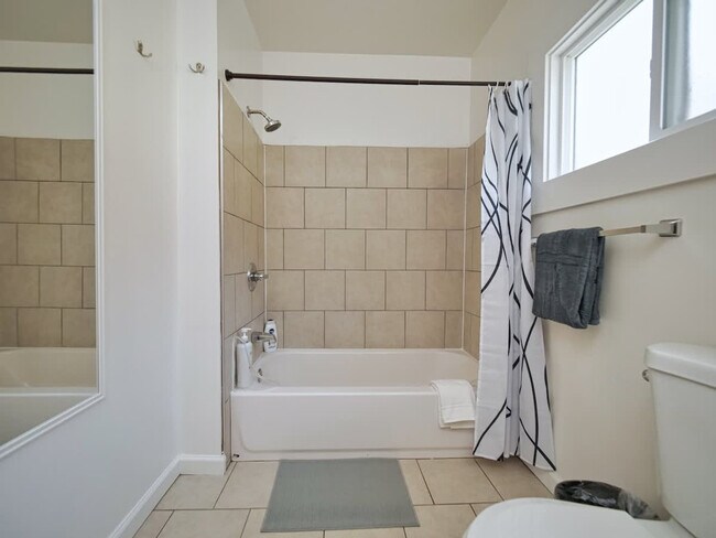 Building Photo - 2314 Bonar St