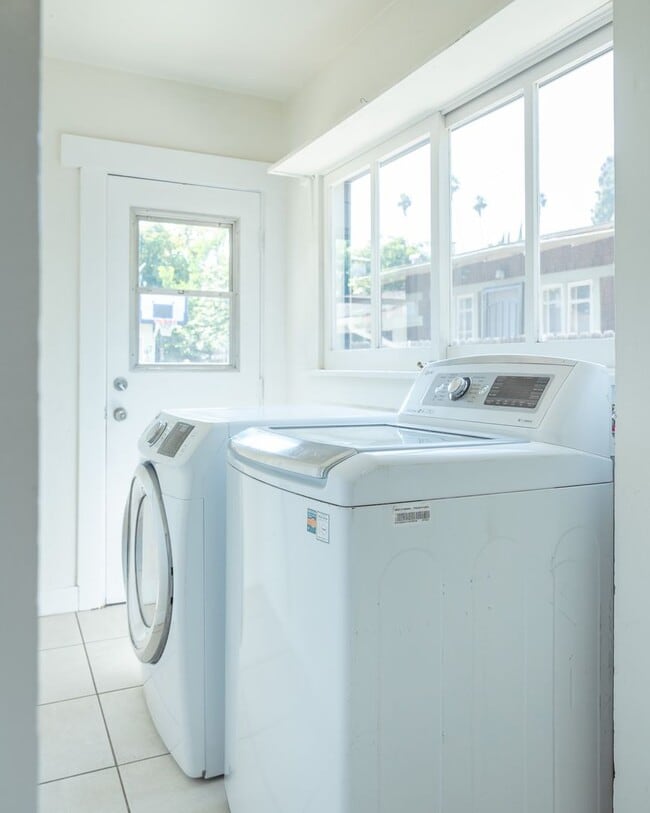 Building Photo - Spacious Furnished Home Near Pasadena City College