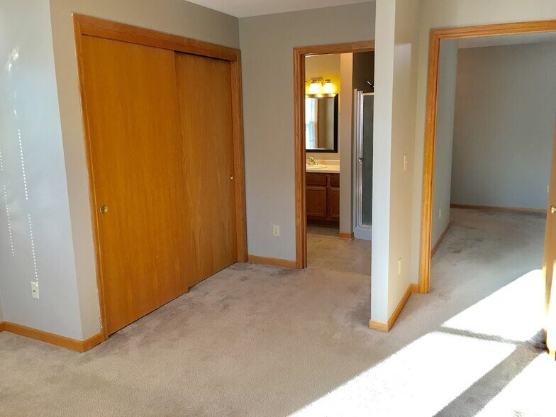 Master Closets - 2042 Cliff Alex Ct S