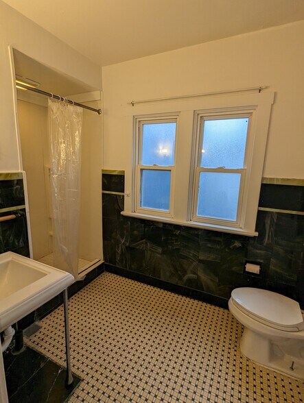 Upstairs Bathroom - 2535 Fairview Ave
