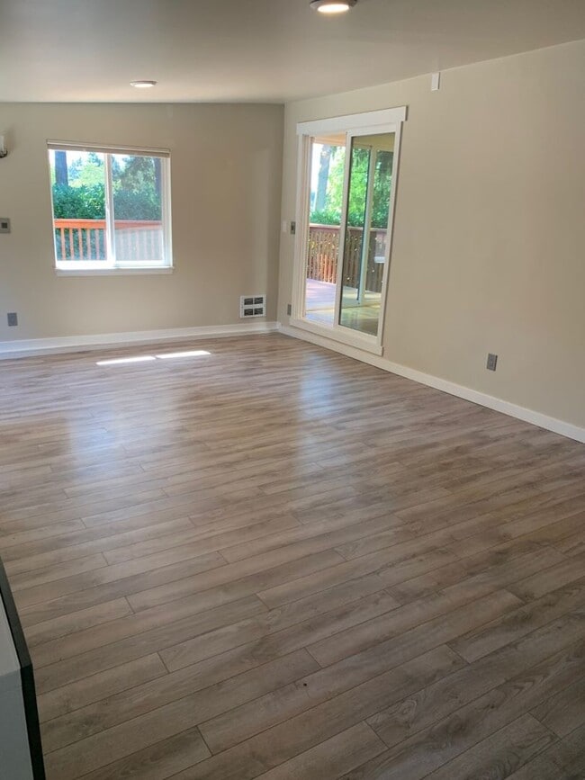 Building Photo - Beautiful and spacious 3 bed + office area...