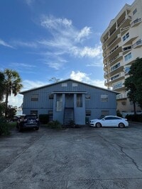 Building Photo - Riverside