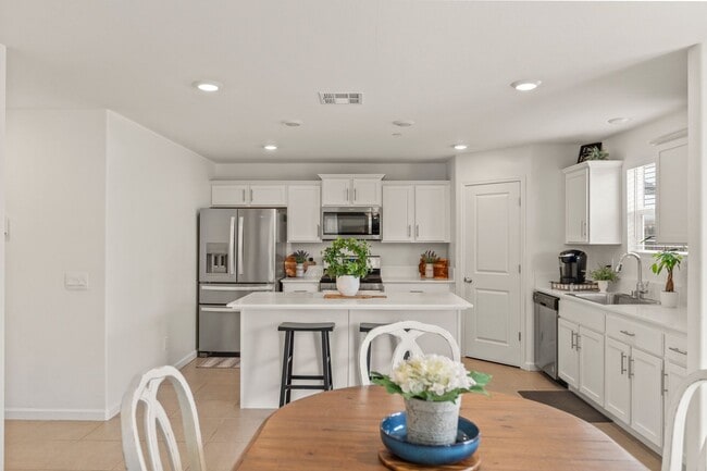 Building Photo - Multi-Generational Home!