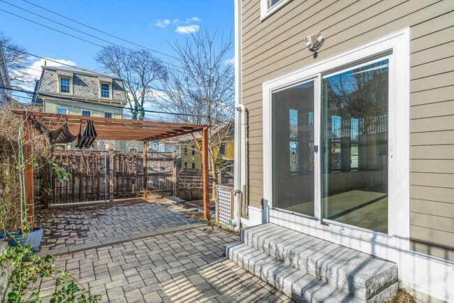 Building Photo - 10 Rockview St