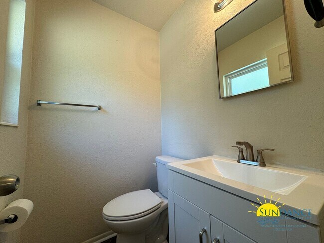 Building Photo - 3 Bedroom with Bonus living room!