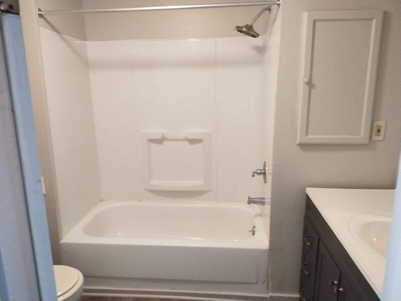 Building Photo - 422 S Oak St