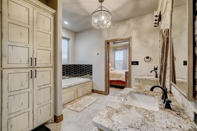 Building Photo - 4009 NE Realtree Dr