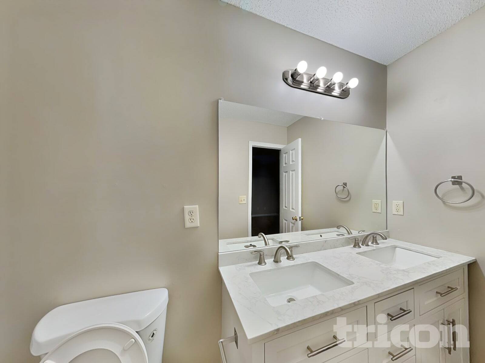 Building Photo - 3740 Longview Dr