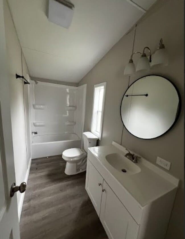 Building Photo - Newly Renovated 3/2 available in Silver Lake.