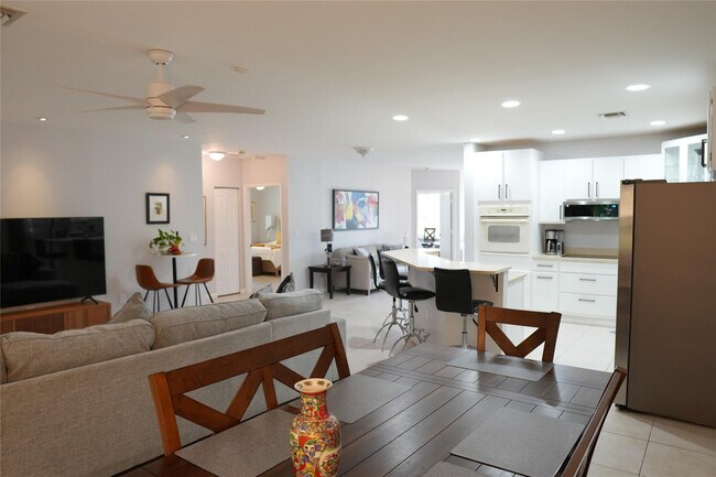 Building Photo - 821 SW 13th Ct