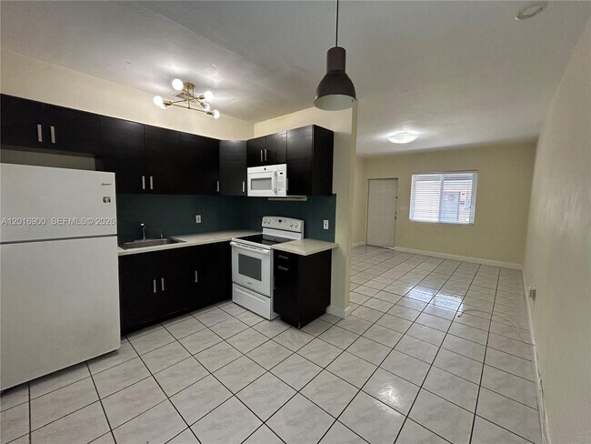 Building Photo - 2843 SW 37th Ct