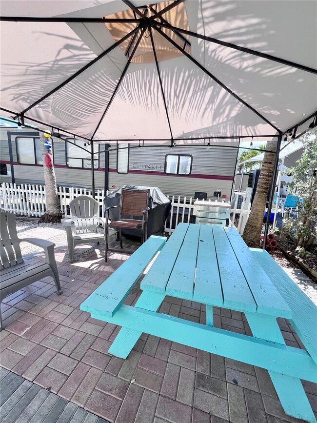 Building Photo - 325 Calusa St