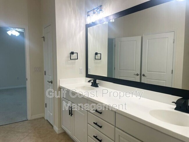 Building Photo - 10485 Crooked Crk Dr
