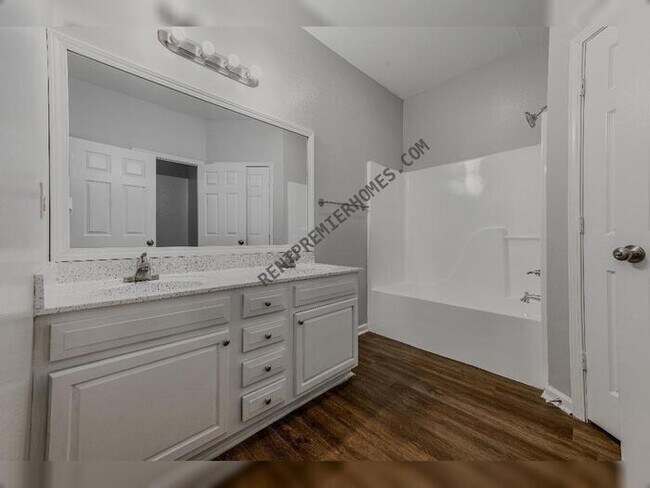 Building Photo - 3202 Fawn Dr