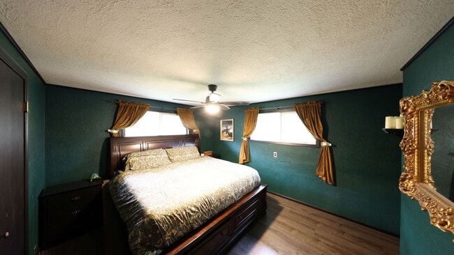 Building Photo - 5 Bed 2 Bath - Ideal for Group - Landscaping Included - Pet per Approval - NAS Whidbey