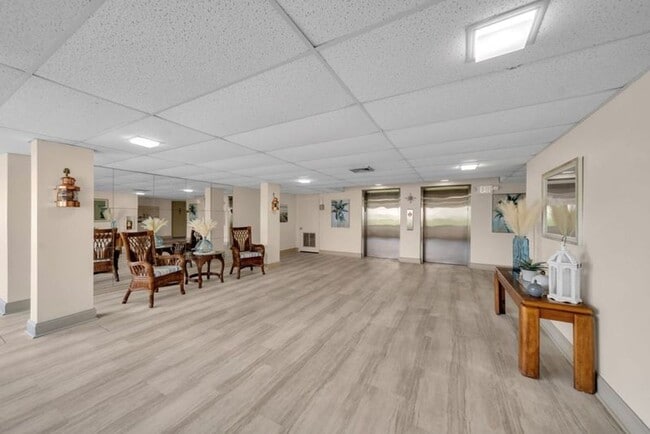 Building Photo - Riverfront Condo Location 1,100+ square fe...
