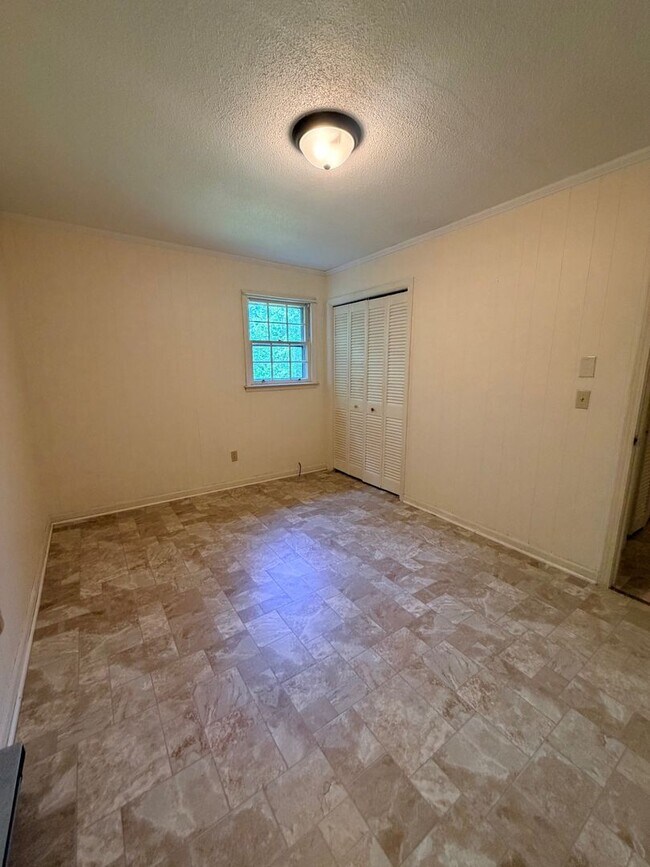 Building Photo - 10 Dogwood Ln