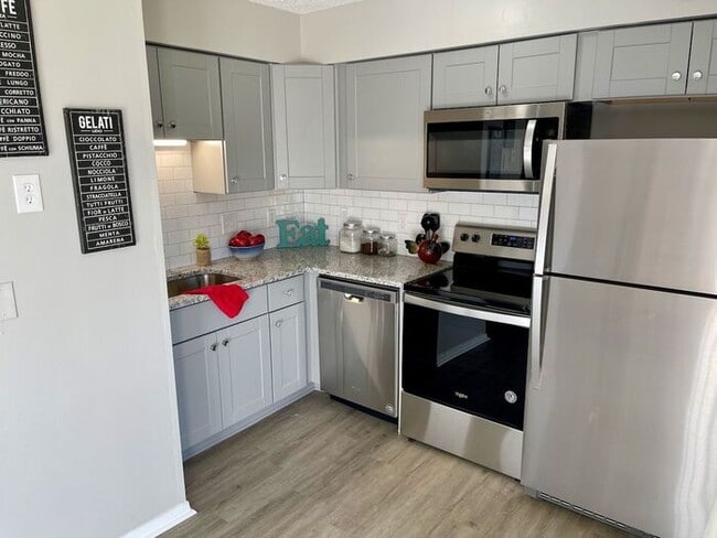 Building Photo - Cute and Convenient South Nashville Townhouse near BNA and Woodbine - Renovated