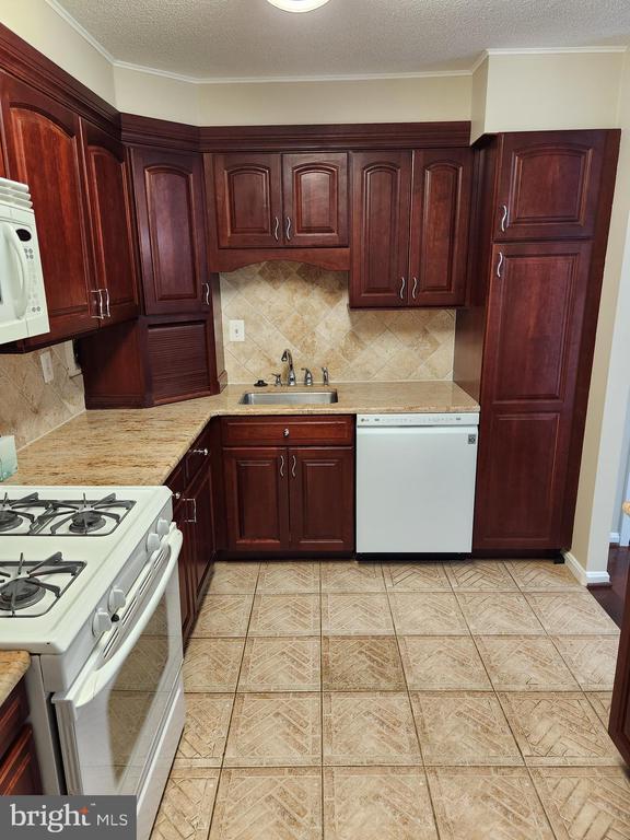 Building Photo - 1300 Army Navy Dr