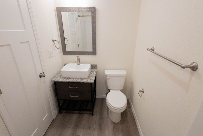 Building Photo - NEW LUXURY 2 BED 2 BATH 1 CAR GARAGE DUPLEX
