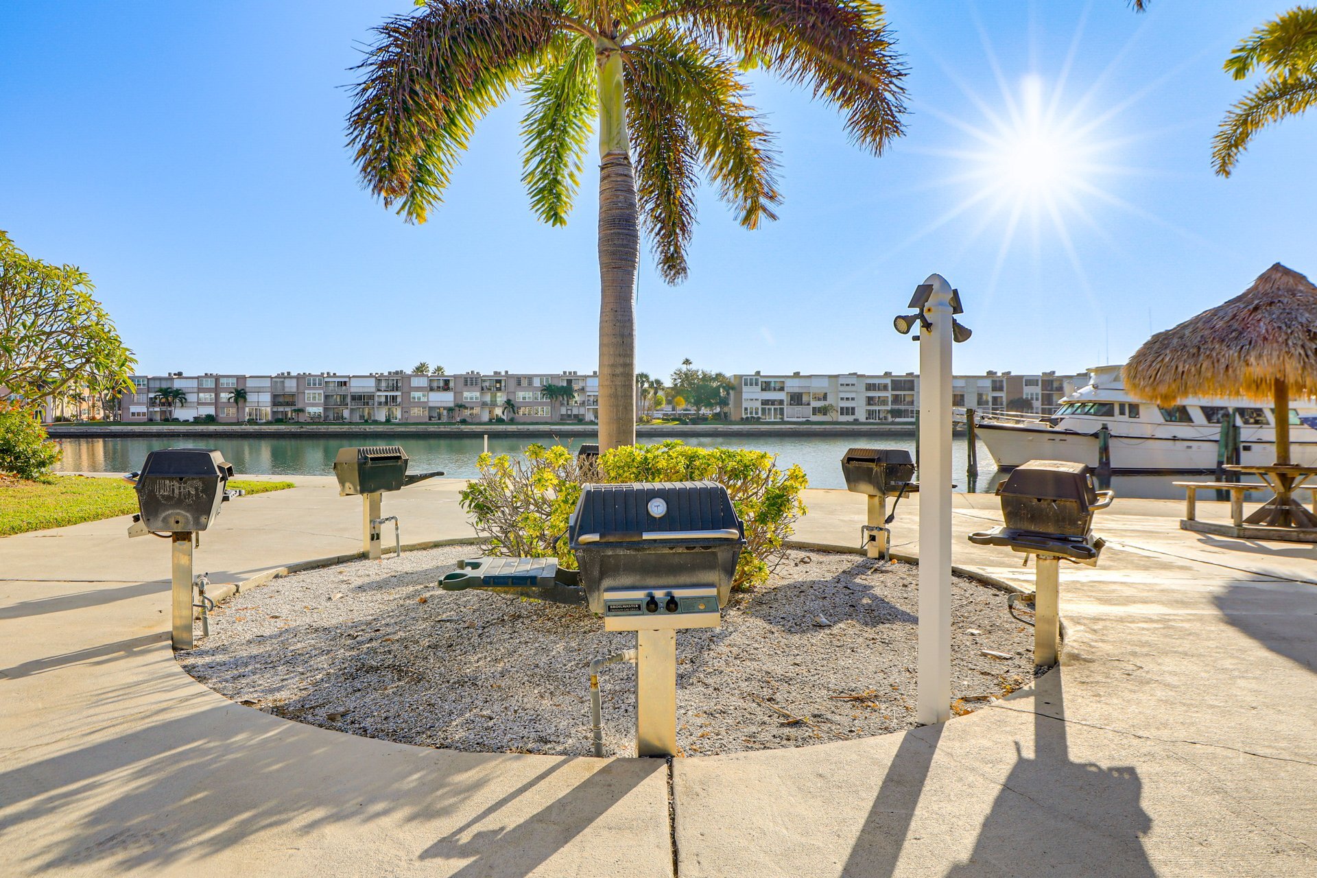 Building Photo - 7930 Sun Island Dr S