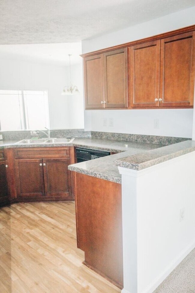 Building Photo - 3 BR/ 2.5 BA Townhome in Somerset Springs ...