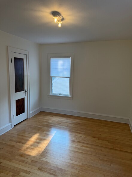 Building Photo - 321 Roosevelt Ave