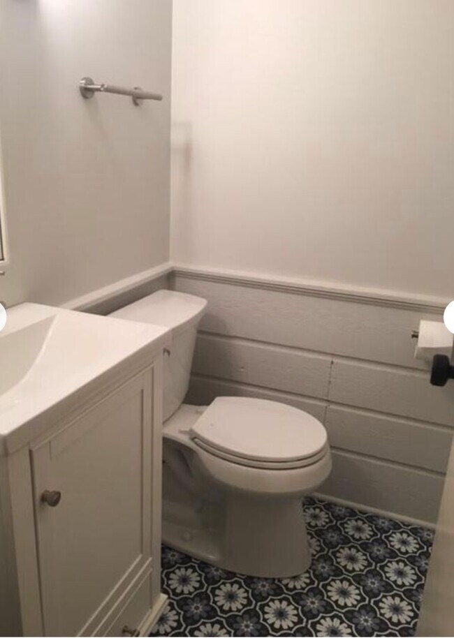 Building Photo - 3 bed/2 bath ranch on the NE side!