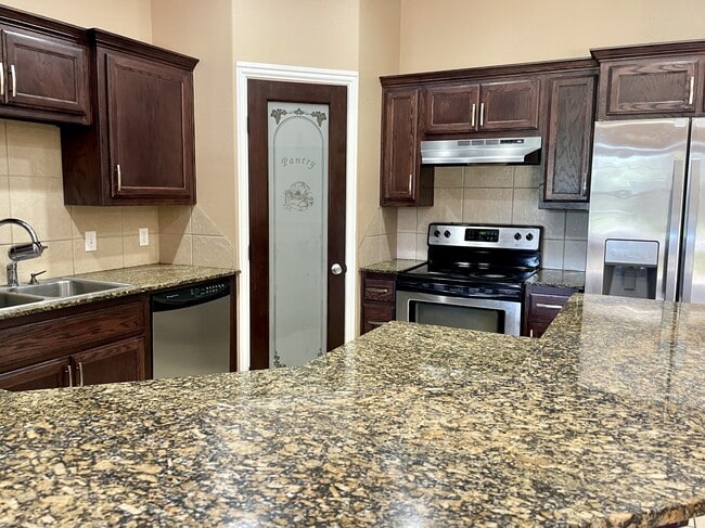 Building Photo - 408 Boggy Creek Dr