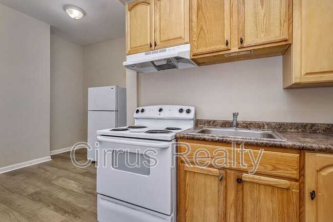 Building Photo - 301 Cedar St