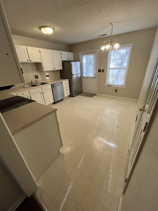 Building Photo - "Charming 2-Bed, 2-Bath Retreat in High Point's Peaceful Ambassador Court!"