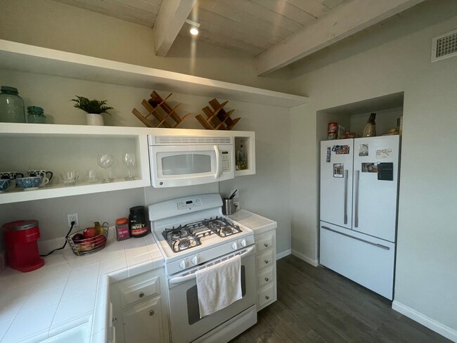 Building Photo - PET FRIENDLY Property! Sunning 1 Bedroom 1...