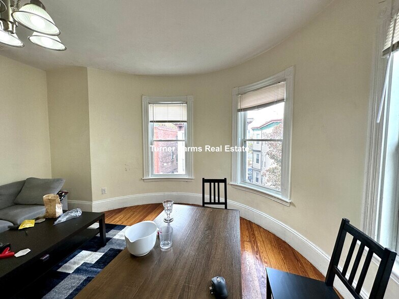 Building Photo - 8 Carmel St