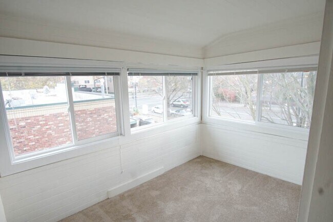 Building Photo - Lease this Beautiful Sullivan's Gulch Vint...