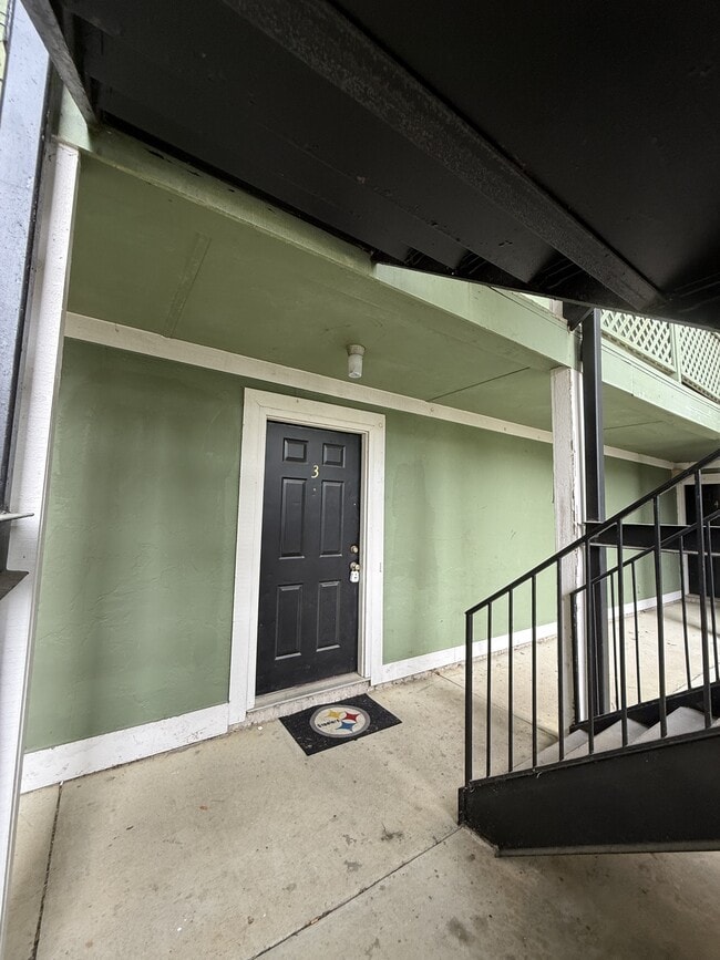 Building Photo - 979 Stewarts Creek Dr