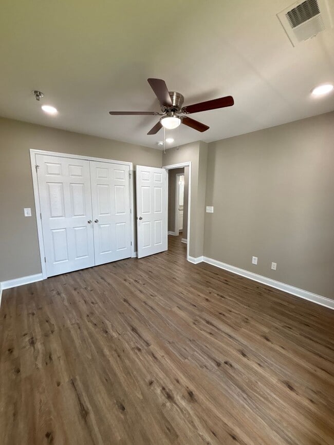 Building Photo - Move in Special 1/2 OFF 1 month's rent!