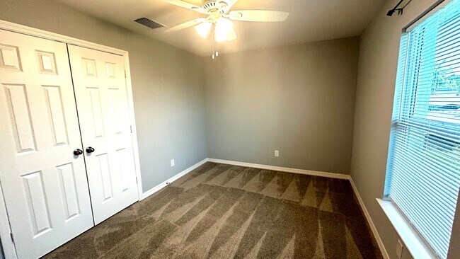 Building Photo - 4 Bedroom 2 Bathroom 2 Car Garage Home - NW Cape Coral - Available Mid April