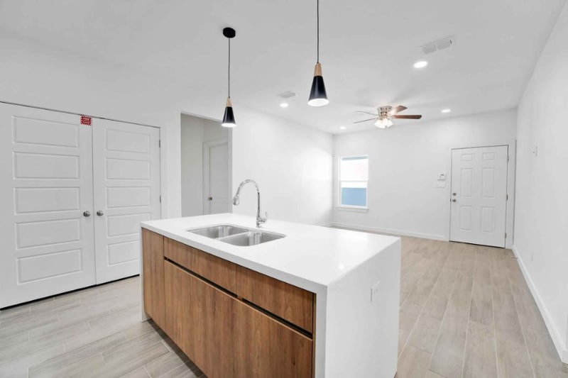 Building Photo - 1402 W Platinum Dr